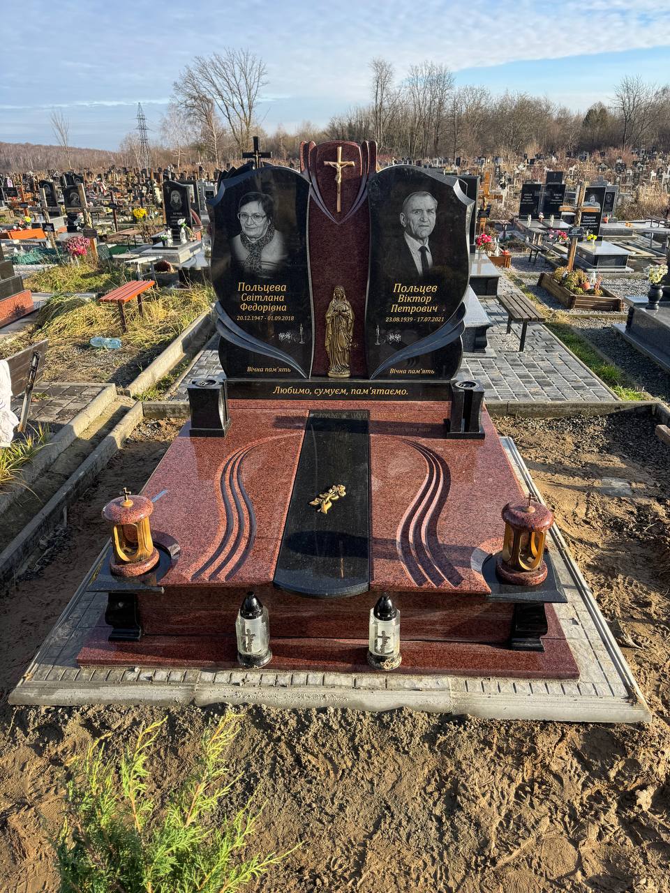 Подвійний пам'ятник №16