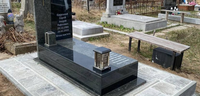 Що краще для пам’ятника у Львові: граніт чи мармур?