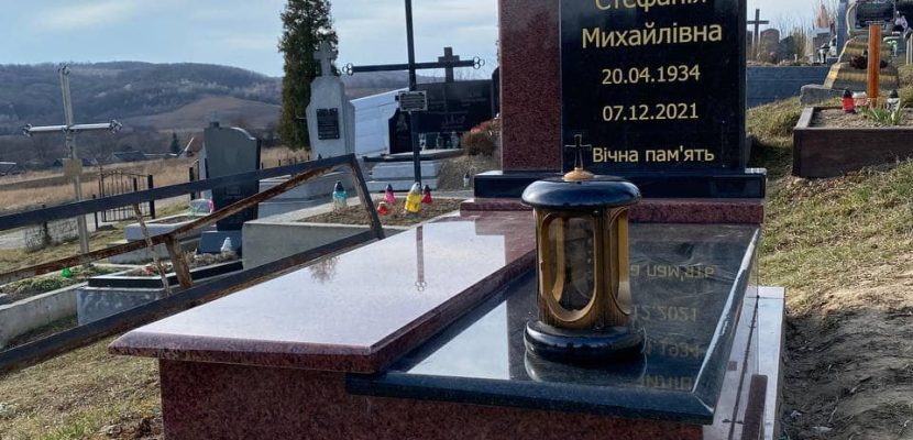 Які види металевих елементів використовують на гранітних пам’ятниках у Львові?