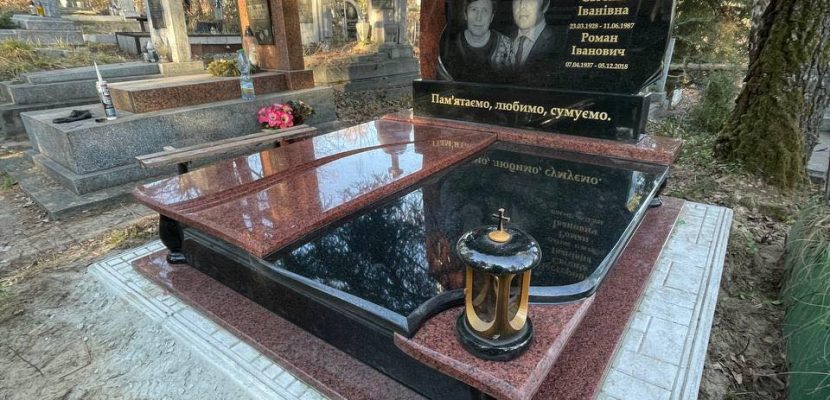 Які особливості встановлення пам’ятників на Личаківському кладовищі?
