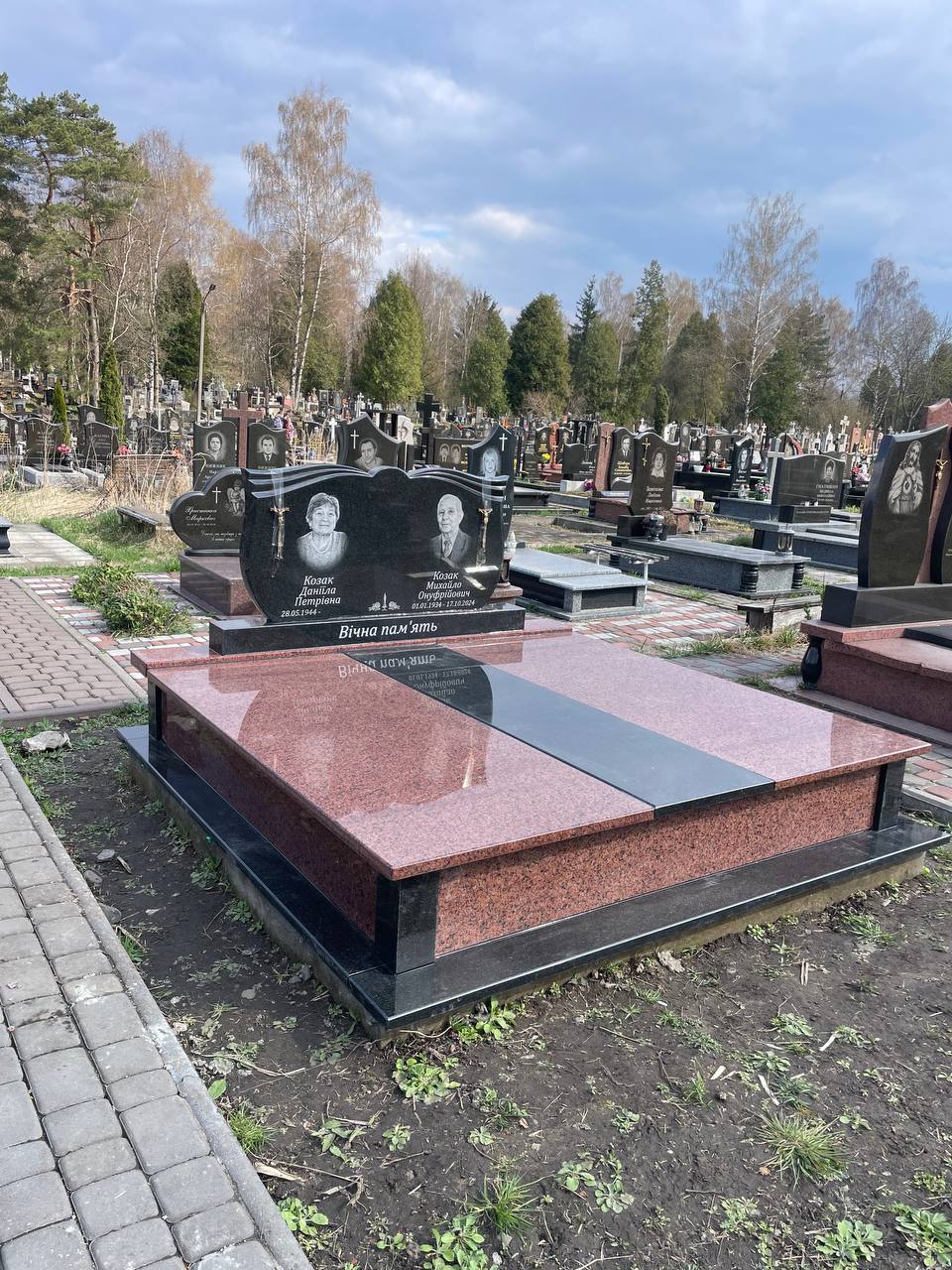Подвійний пам'ятник №35