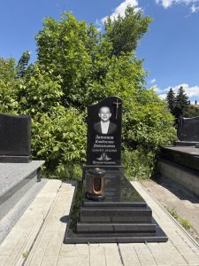 Гранітний одинарний пам'ятник у Львові від Star-Granit