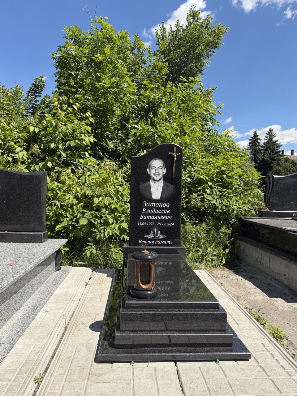 Гранітний одинарний пам'ятник у Львові від Star-Granit