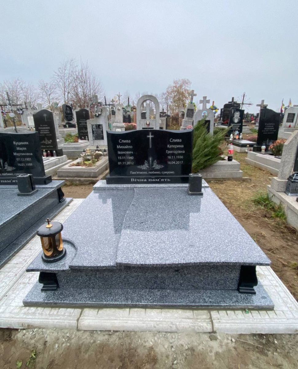 Подвійний пам'ятник №11