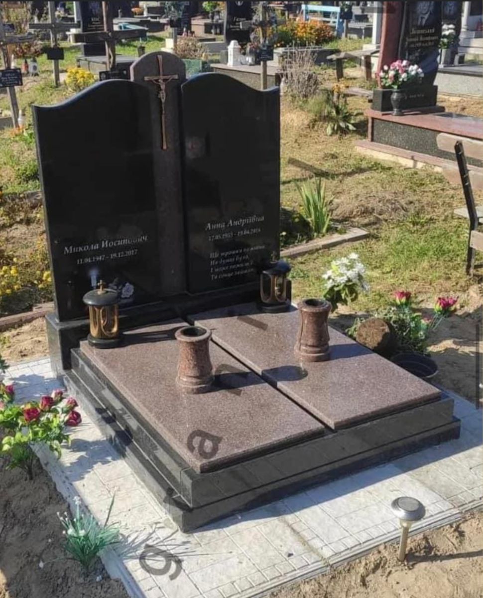 Подвійний пам'ятник №21