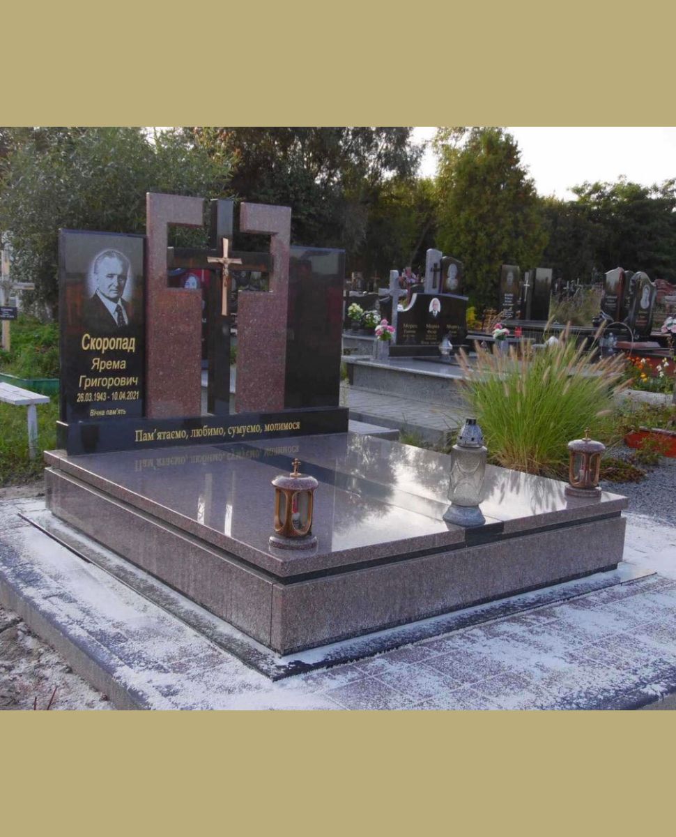 Подвійний європейський пам'ятник №8