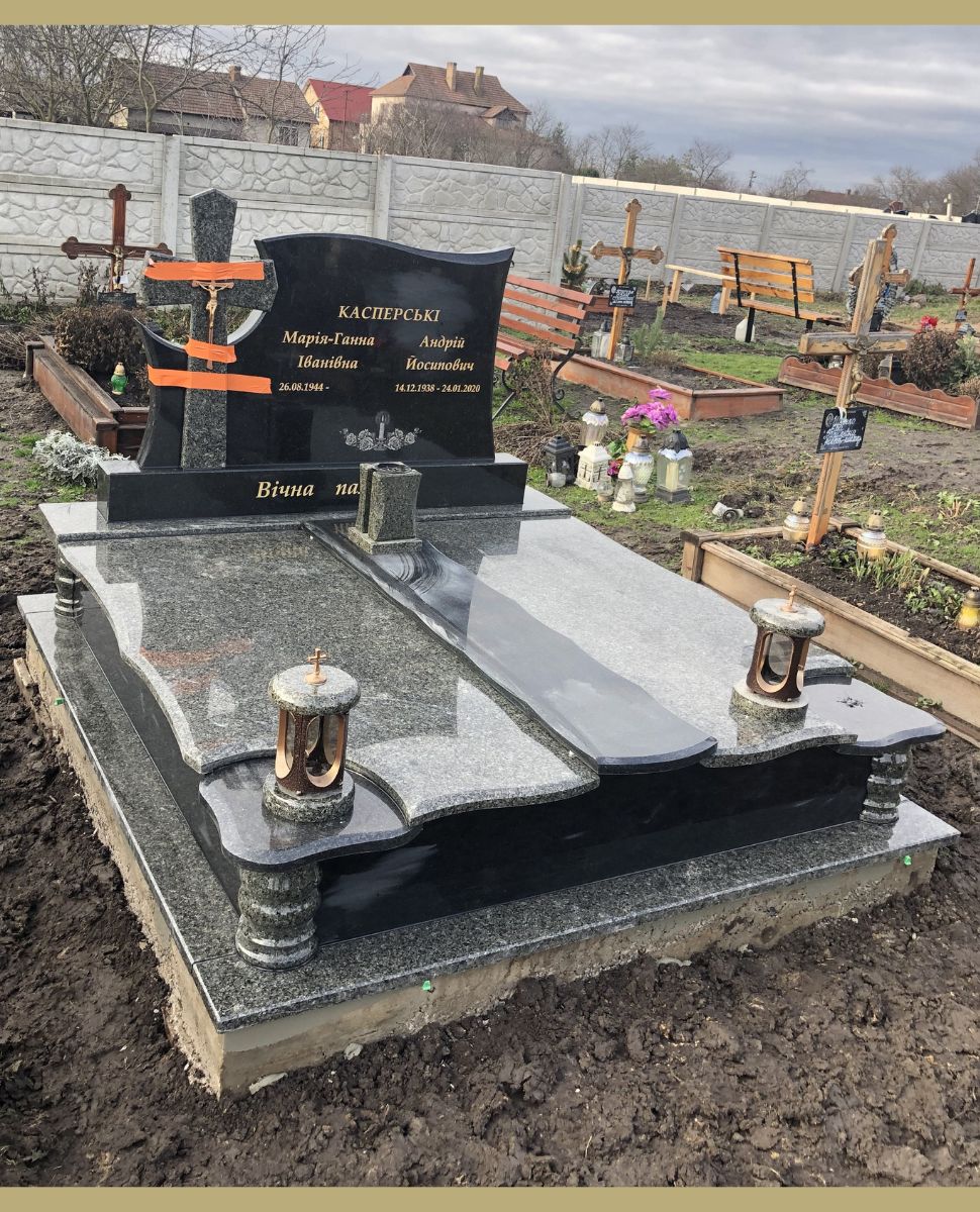 Подвійний пам'ятник №8